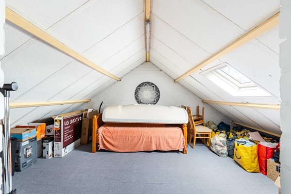 Foto - Te koop: Ruime 2-onder-1-kapwoning met dubbele garage, eigen oprit en fijne tuin